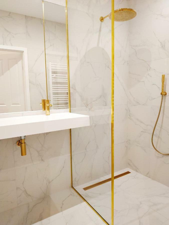 Two-Bedroom Apartment 'Taupe' *